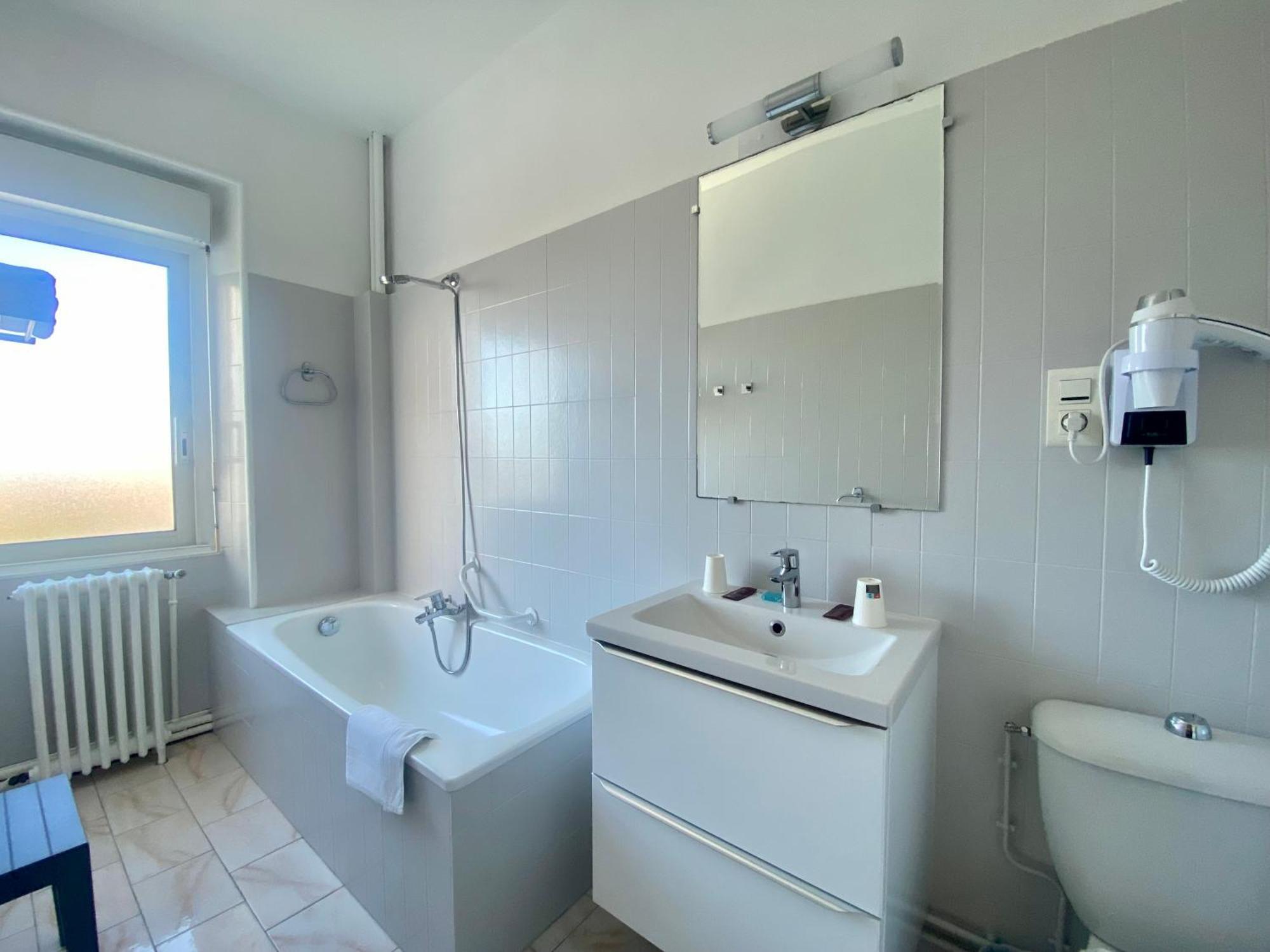 Hotel Le Pasteur Руайян Экстерьер фото